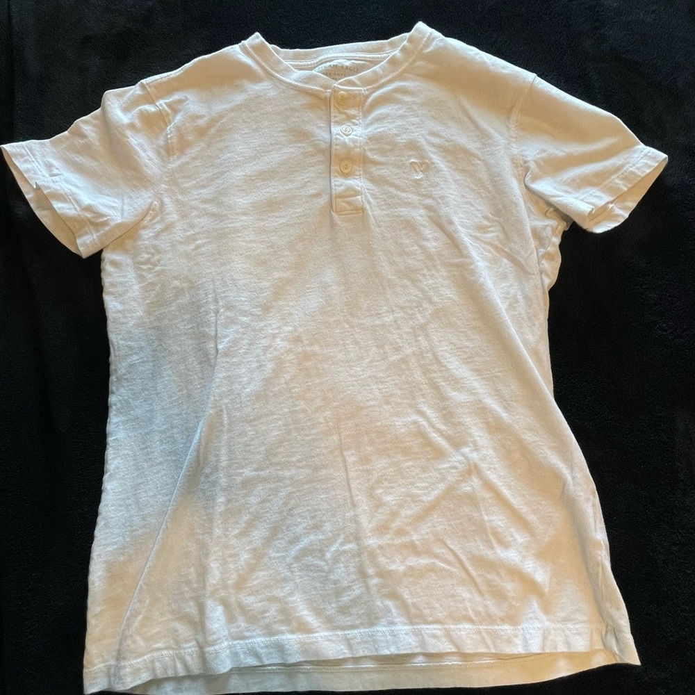 3 button American eagle shirt